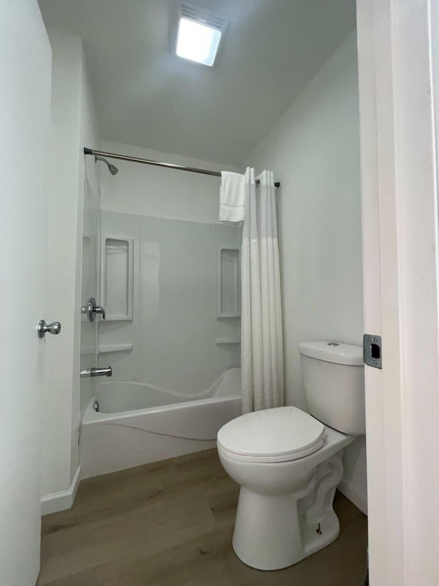 Single King Room Lake City المظهر الخارجي الصورة
